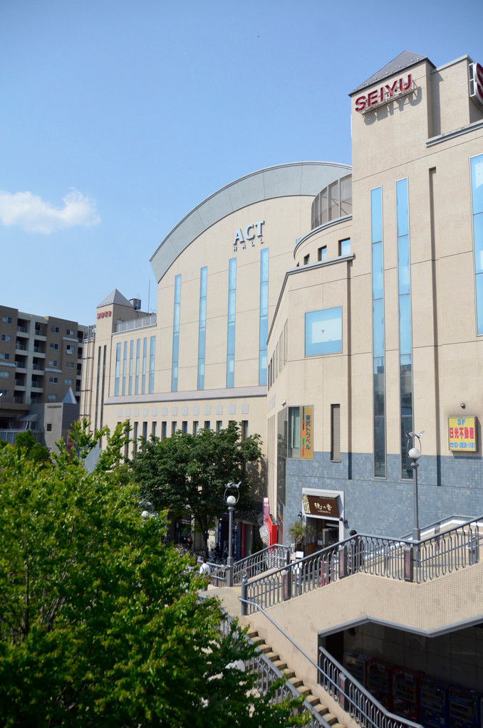 成増駅前からホールを望む