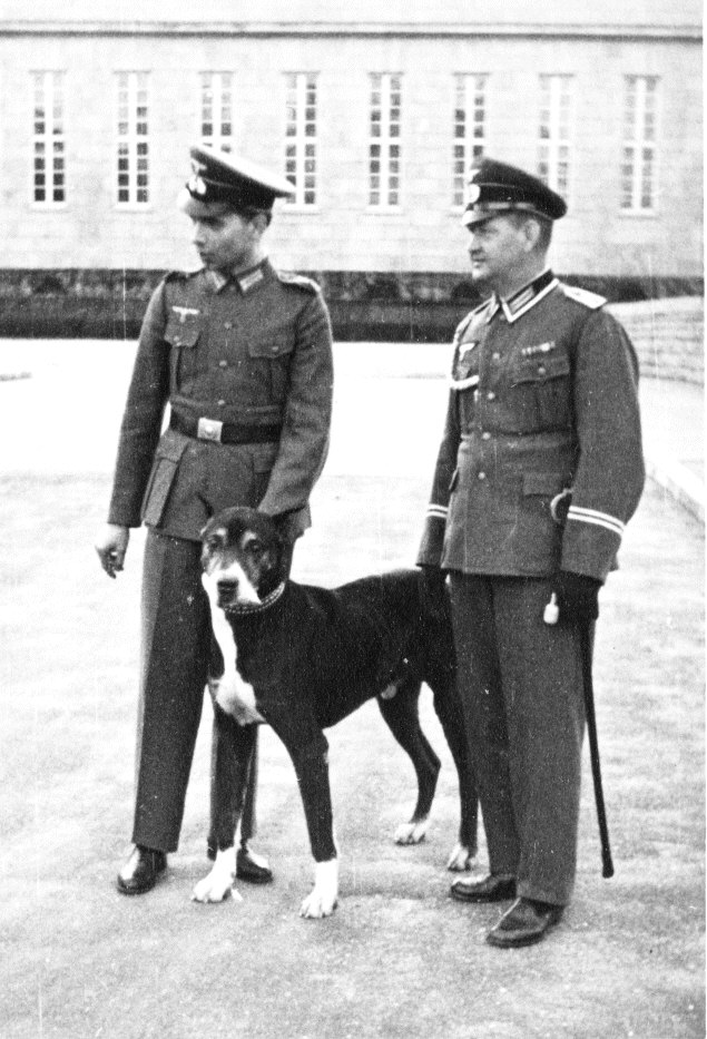 Etwa 1933: In Uniform an beliebten Bad Nauheimer Plätzen, hier vor dem W.G. Kerckhoff-Institut, Foto: Online-Museum Bad Nauheim