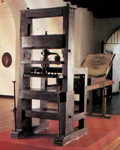 Prensa de palanca primitiva, del siglo XVIII, en la cual imprimió Nariño  su traducción de los Derechos del Hombre. Museo Nacional, Bogotá.