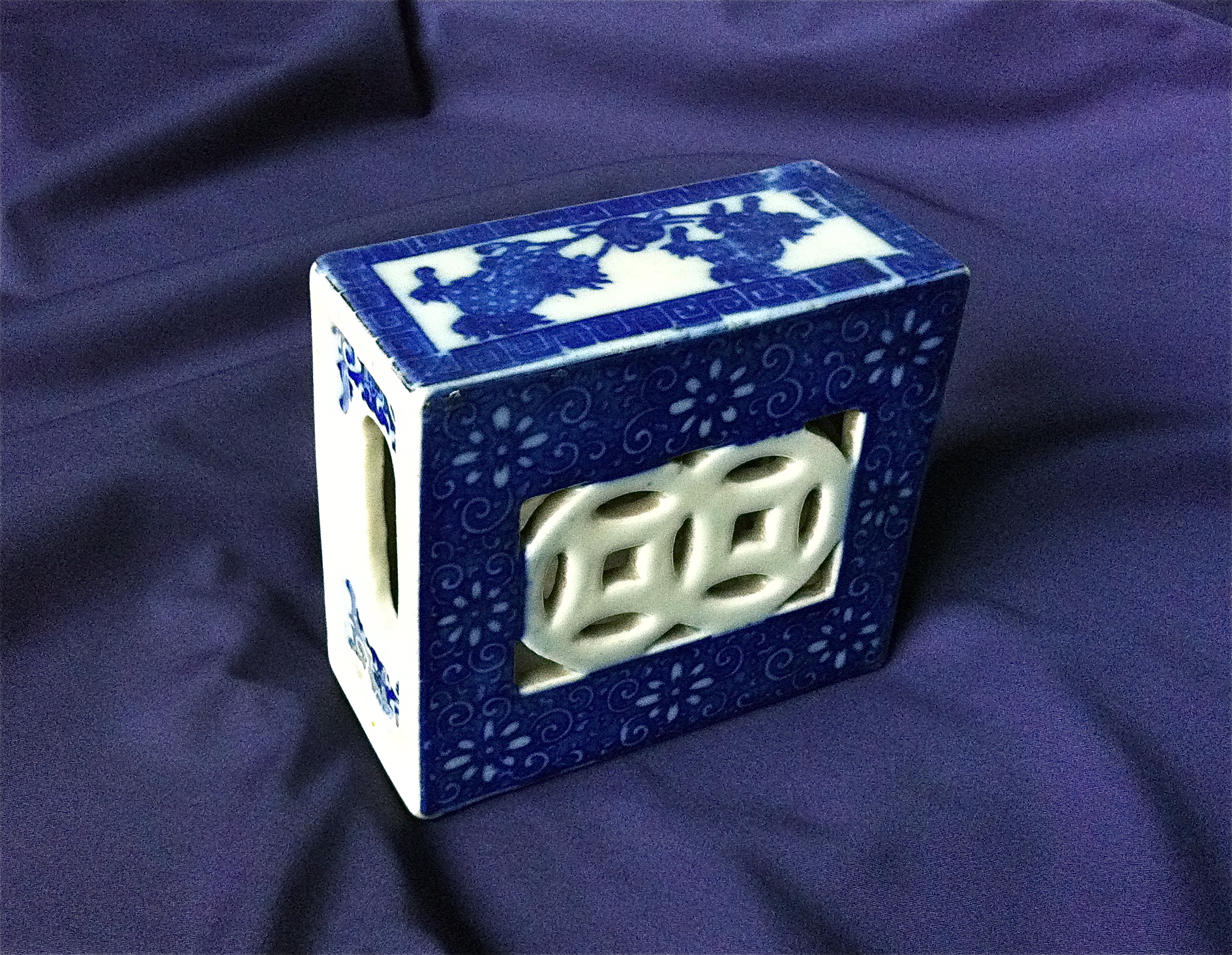 Oreiller en porcelaine blanc-bleu (–> Accessoires)