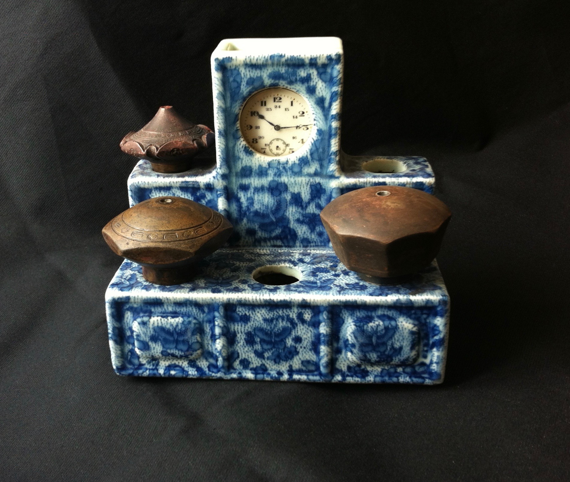 Porcelain stand (–> Accessoires)