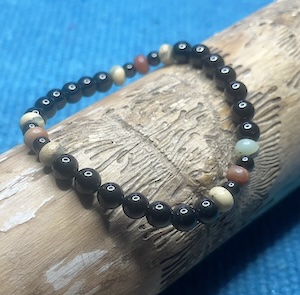 Schwarzes Turmalin Armband mit bunten Jaspis Edelsteinen.