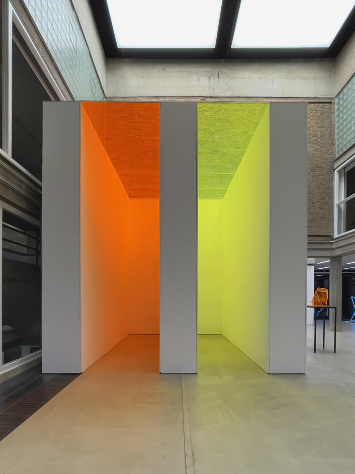 two colors, 2022, fluoreszierendes Plexi, Raum Schroth, SKK Soest