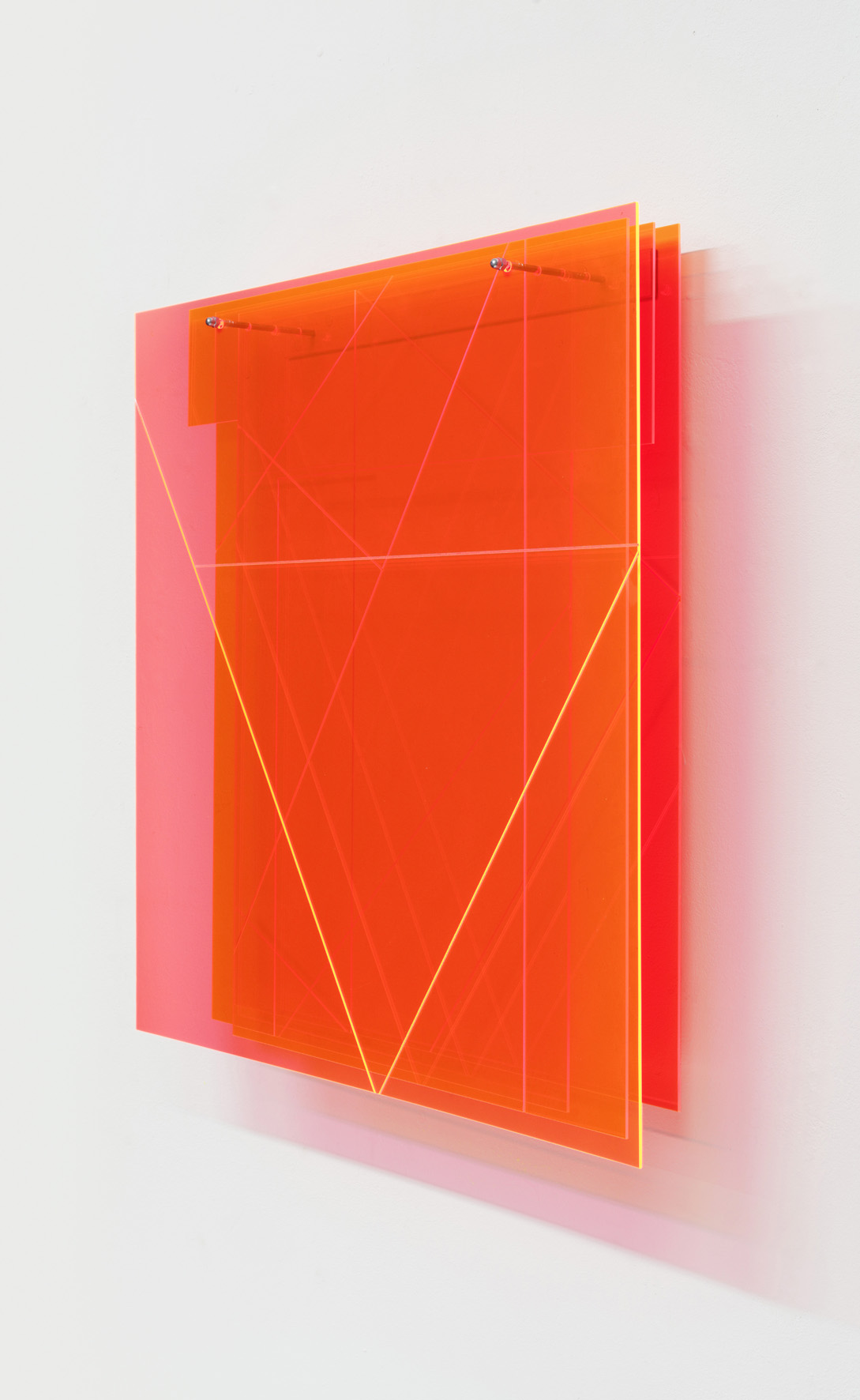 lines B07, 2023, Acrylglas fluoreszierend, 72 x 70 x 12 cm