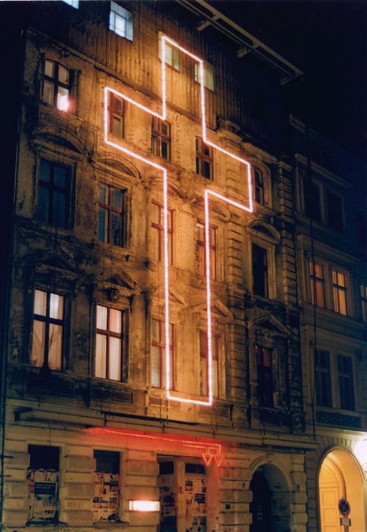 Antje Blumenstein, Glaube Liebe Hoffnung, 2005, Installation Fassadengalerie Auguststrasse, Lichtschlauch