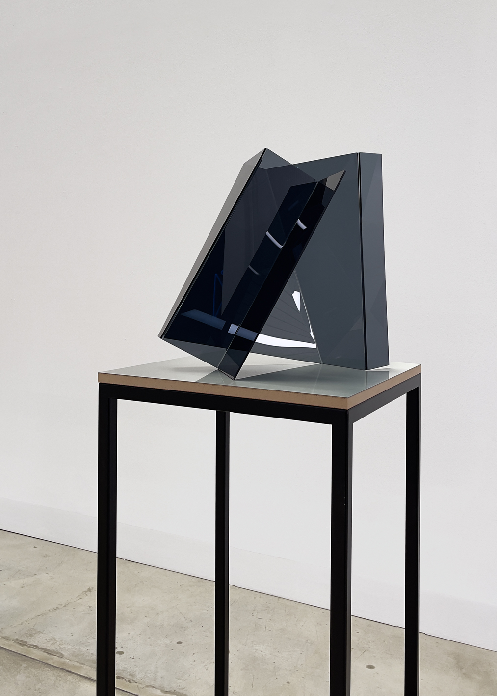 one folded piece 01, 2022, Acrylglas floureszierend, 150 x 45 x 45 cm