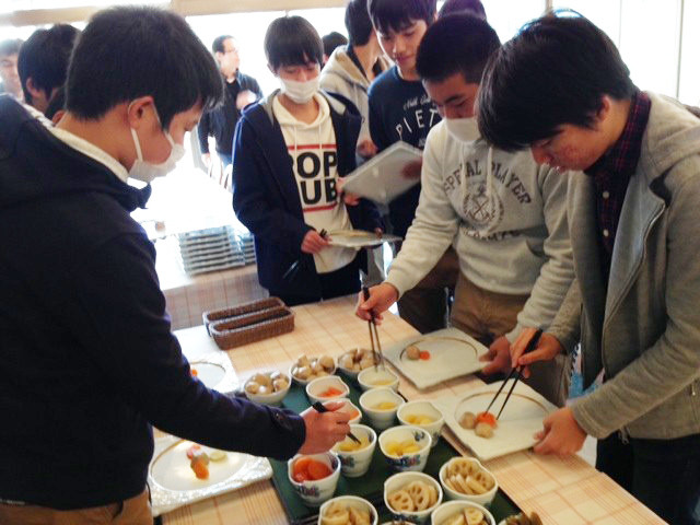 おせち料理盛り付け勉強会の様子