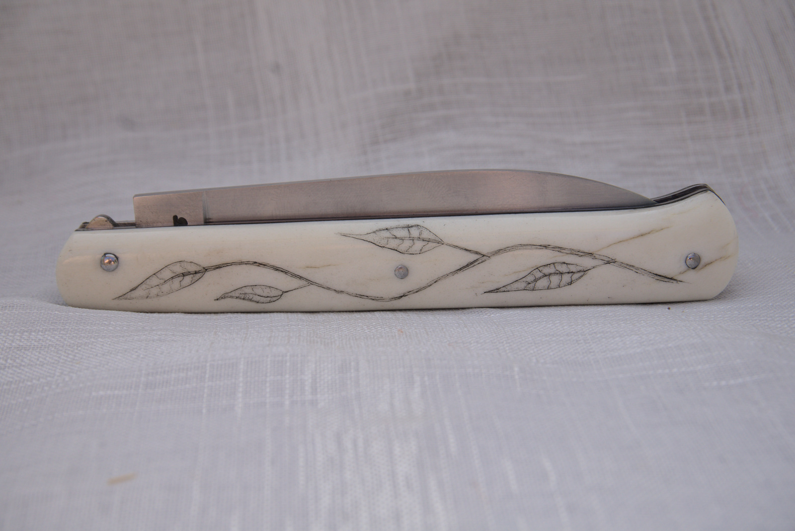 Couteau pliant avec scrimshaw (gravure peinte)