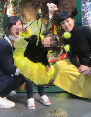 蜂ぶんぶん!♪といいながらポーズできたさきこちゃん♪ 私も蜂の配色で、気持ちおそろなのでした^^♡