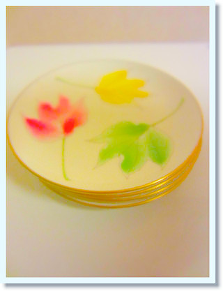 香蘭社のお皿。和菓子を乗せたり、ケーキを乗せたり三色の発色の良いもみじが食後のデザートを彩ってくれます。