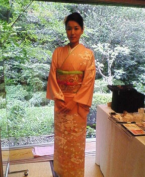 椿山荘ホテルにて ミス日本の萩美香さんといっしょにポスター撮影をしました。ここの景色がとてもきれい!古典柄の着物も好みです^^