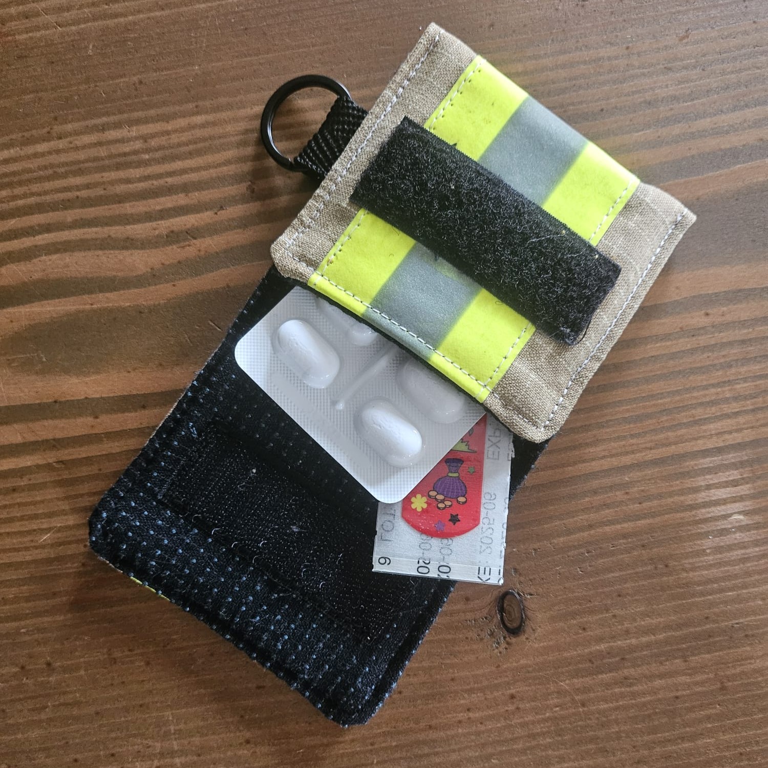 Quadratisches 8x8 cm Notfall-Etui aus Feuerwehrstoff mit Reflexstreifen für Medikamente
