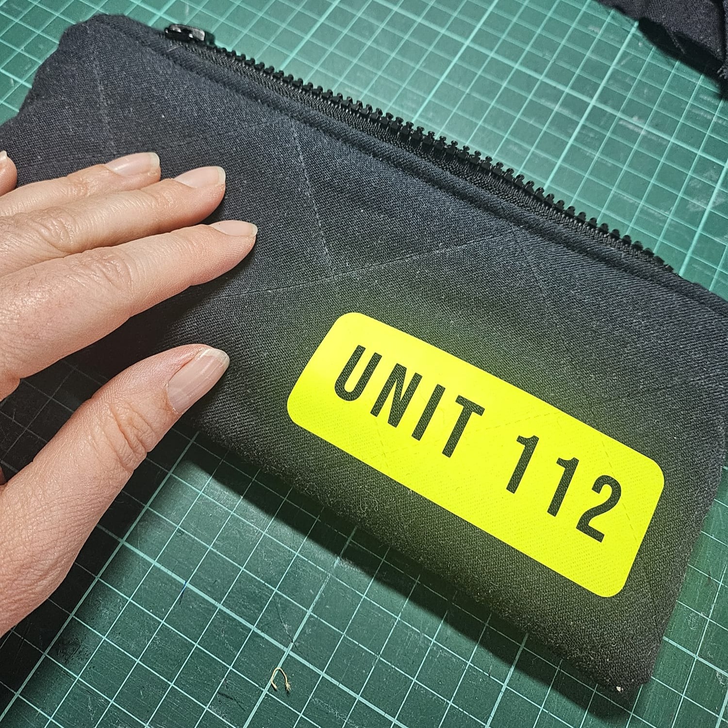 Upcycling Tasche aus Feuerwehrbekleidung in Dunkelblau mit gelbem UNIT 112 Patch. Einzigartiges Feuerwehr Geschenk: Dunkelblaues Mäppchen aus echter Einsatzbekleidung.