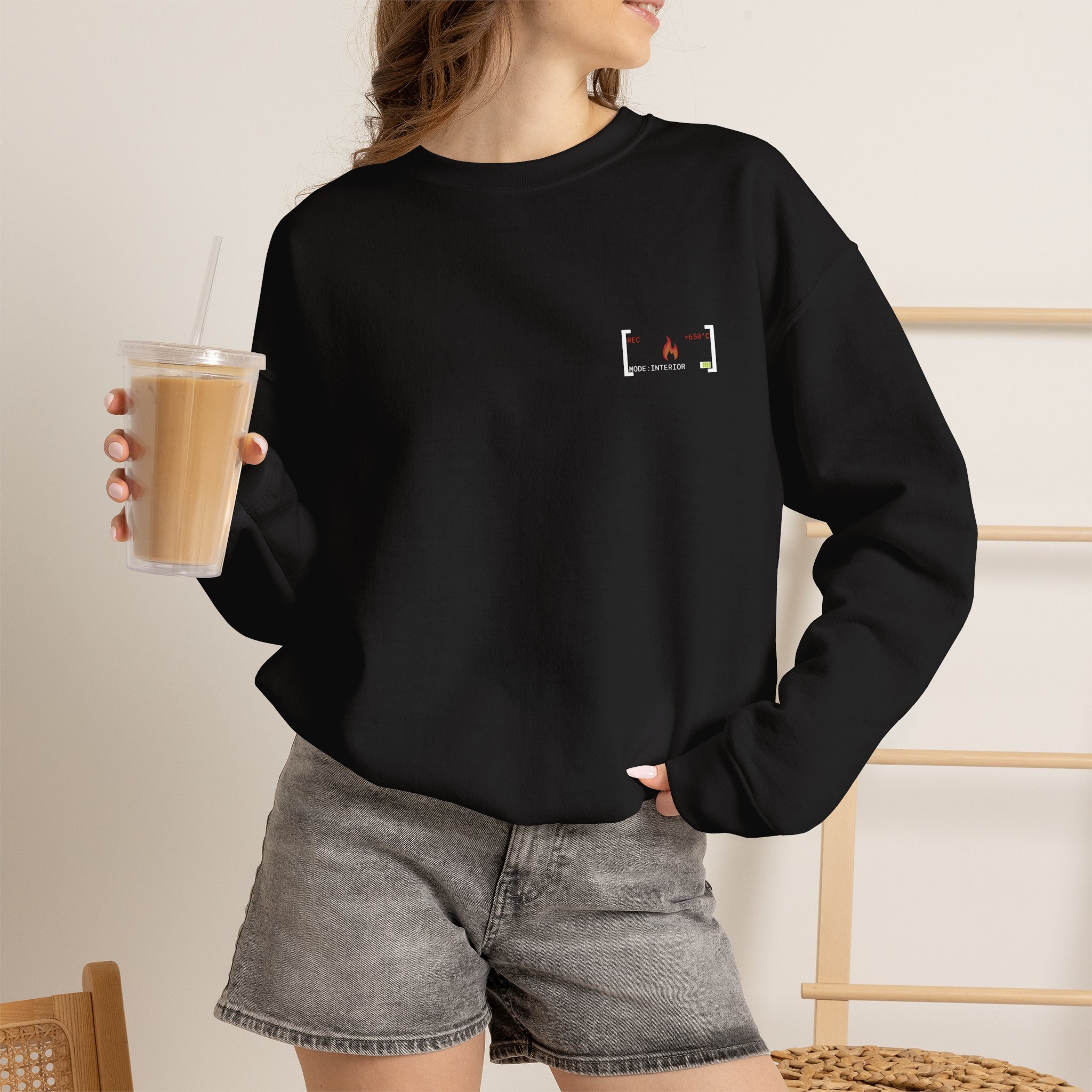 Feuerwehr Sweatshirt schwarz mit brustlogo HUD Element, getragen von einer Frau