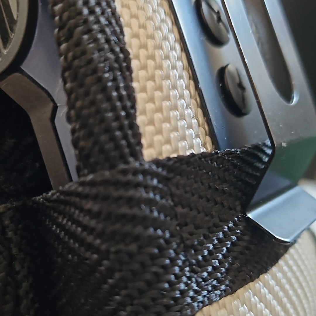 Makro-Foto der s.QUAD Melder Tasche zur Darstellung der hochwertigen Verschraubung mit Buchschrauben.