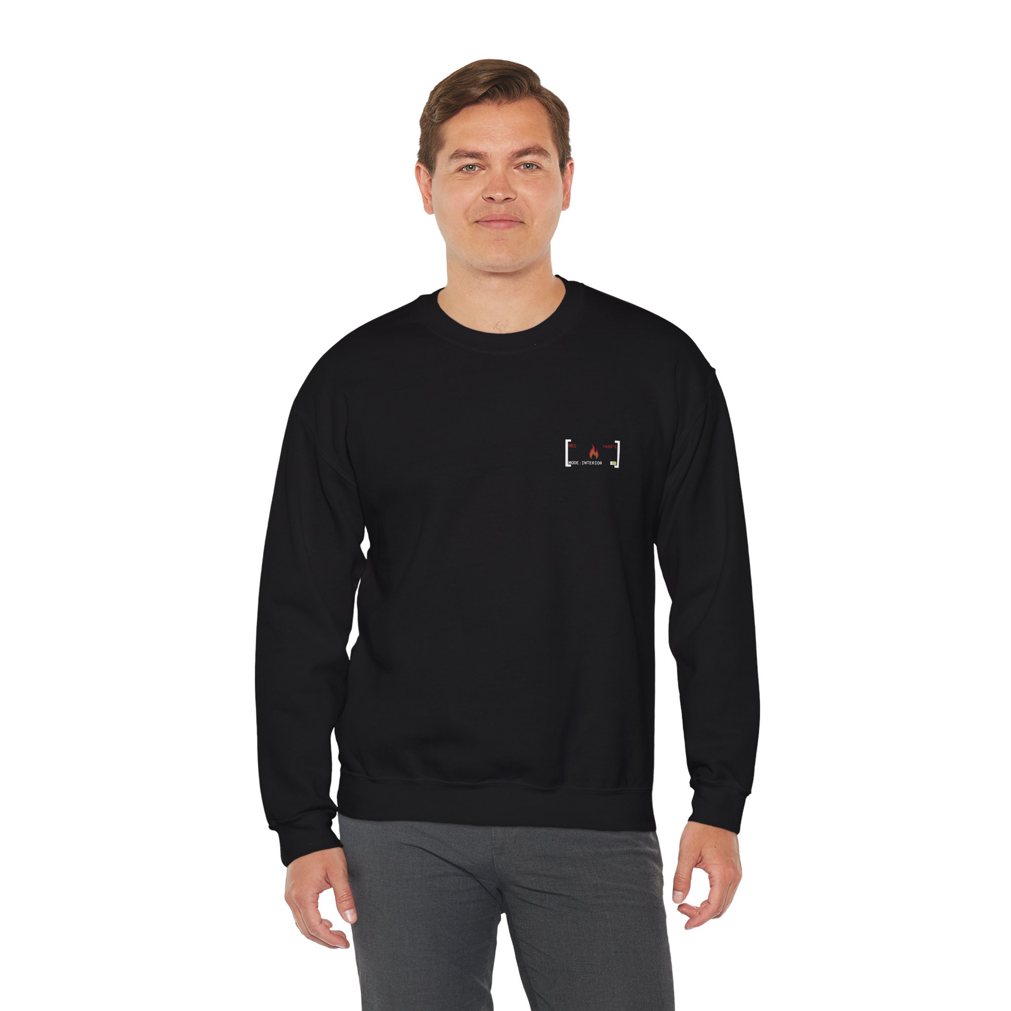 Vorderansicht eines Feuerwehr Sweatshirt schwarz mit brustlogo HUD Element, getragen von einer Mann