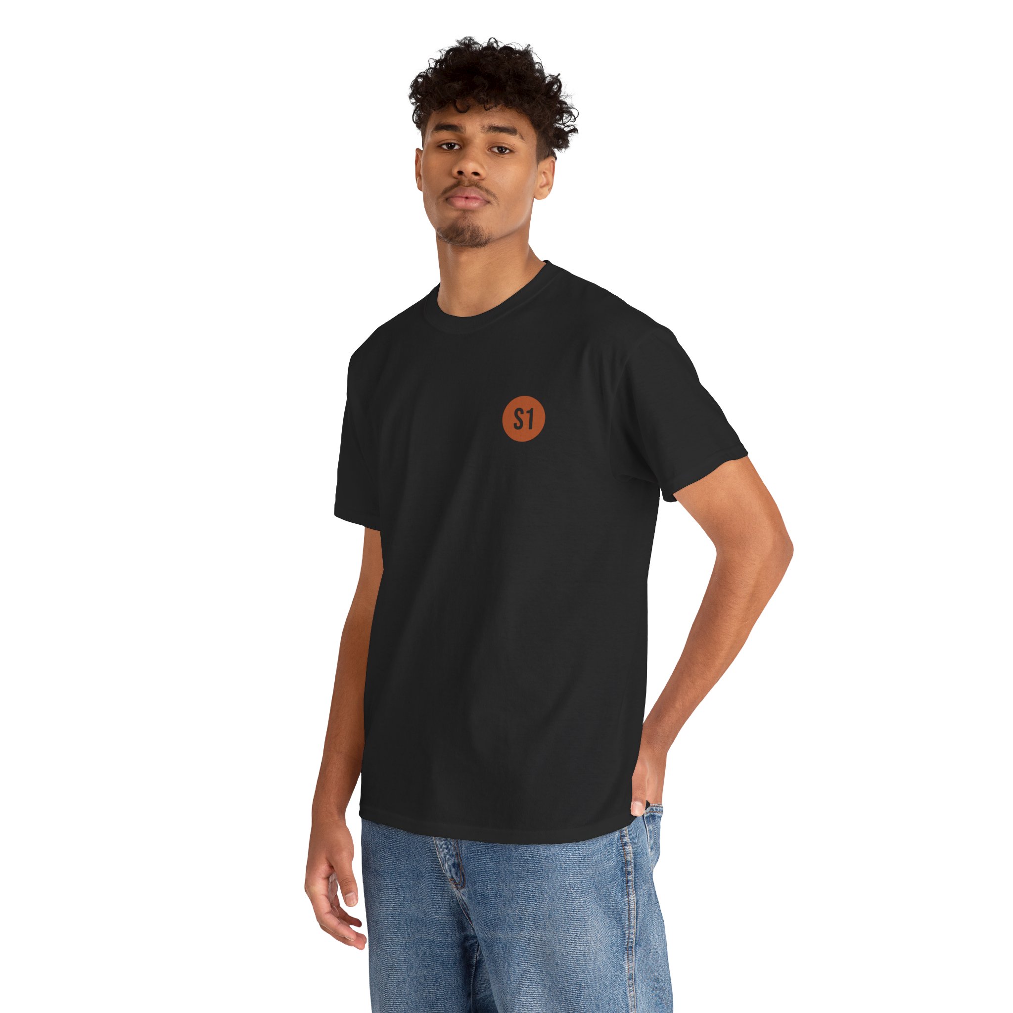 Model trägt schwarzes Feuerwehr T-Shirt mit rundem S1 Status Funk Brustprint in Orange. Diskrete 112 Streetwear Kleidung von A.W.esome.