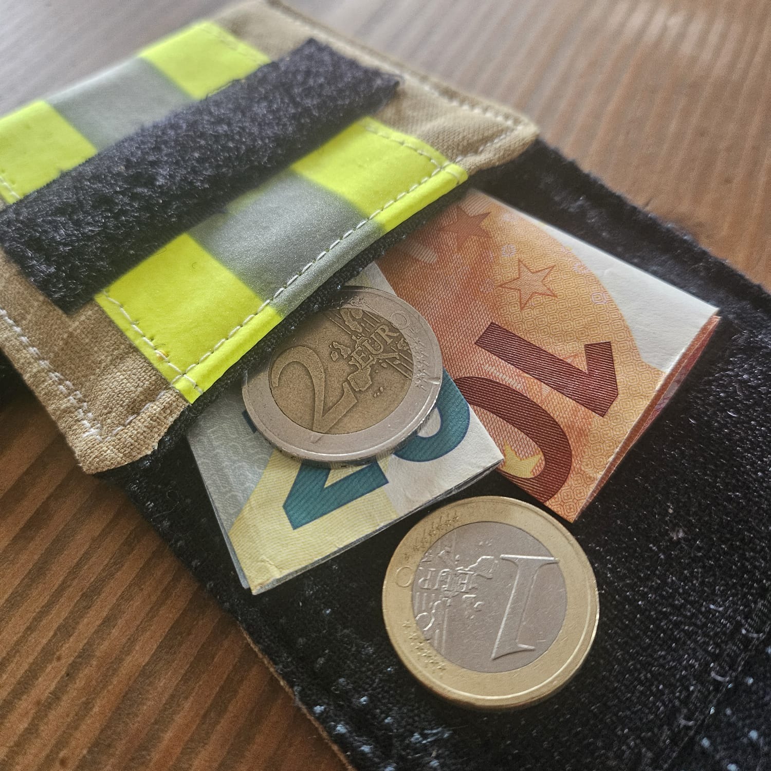 Quadratisches 8x8 cm Notfall-Portemonnaie aus Feuerwehrstoff mit Reflexstreifen als Geldbörse für Geld.