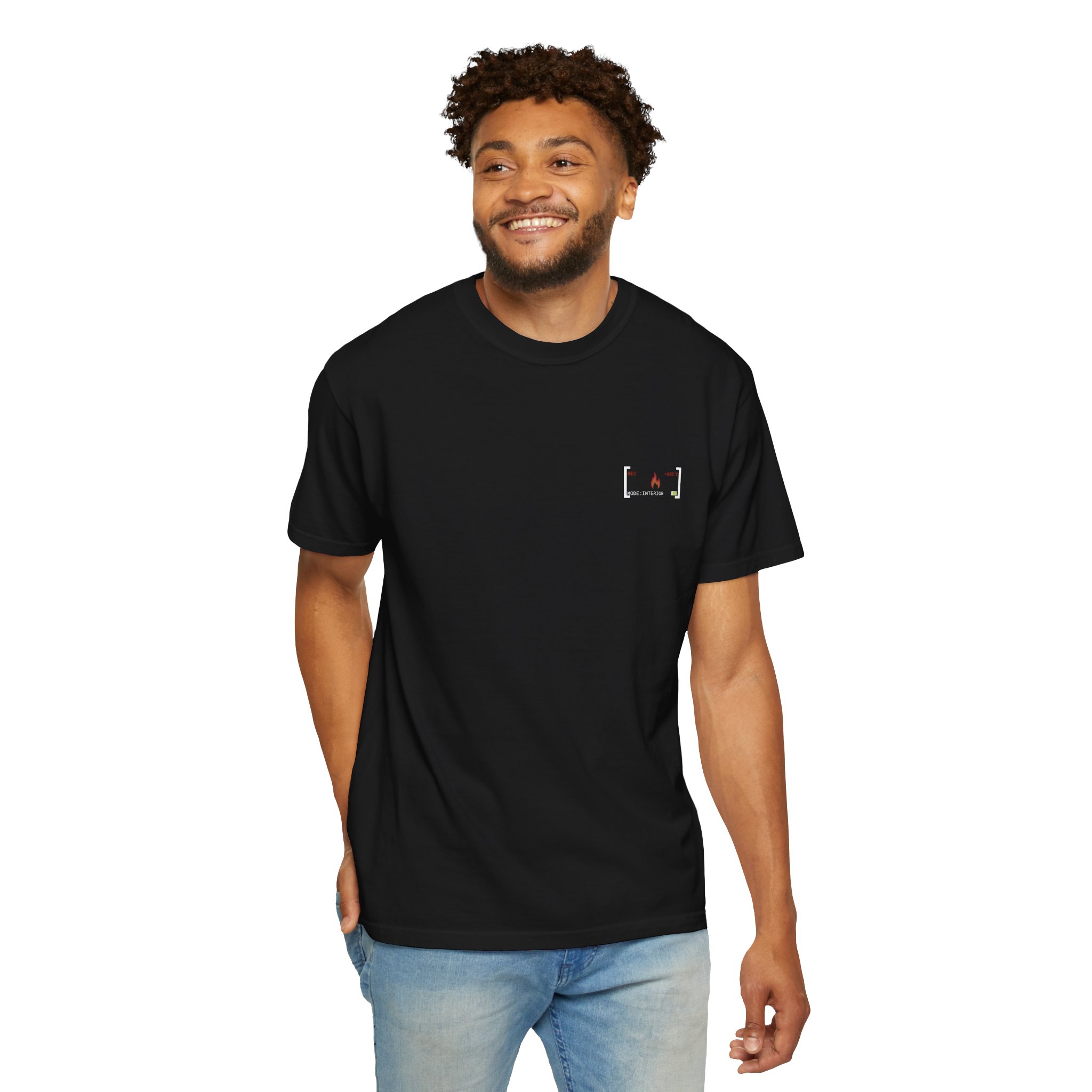 Model trägt schwarzes Feuerwehr T-Shirt mit kleinem Interior Attack Brustprint. Lässige 112 Style Streetwear & Geschenk für Kameraden.