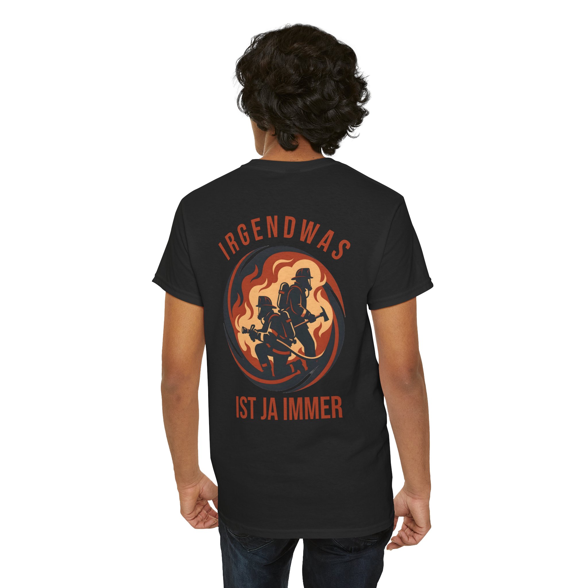Model trägt schwarzes Feuerwehr T-Shirt mit Irgendwas ist ja immer Rückenprint. Lässiges Innenangriff Design & Geschenk für die Wache.