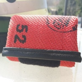 Vorderansicht der roten Feuerwehrschlauch Meldertasche mit Klettband. Unzerstörbares Geschenk für Feuerwehrleute und Retter.