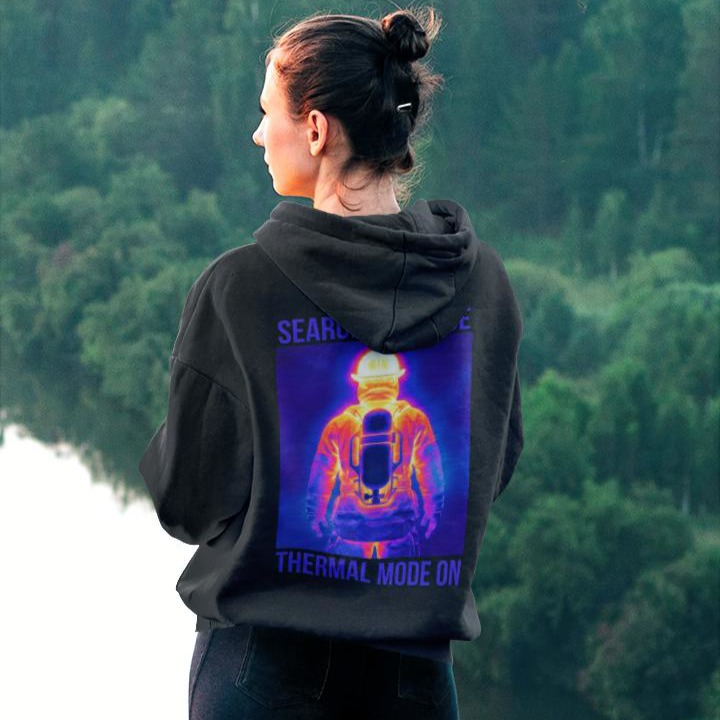 Rückansicht eines schwarzen Hoodies mit großem Backprint: Ein Feuerwehrmann in Wärmebild-Optik und dem lila Schriftzug „Thermal Mode On