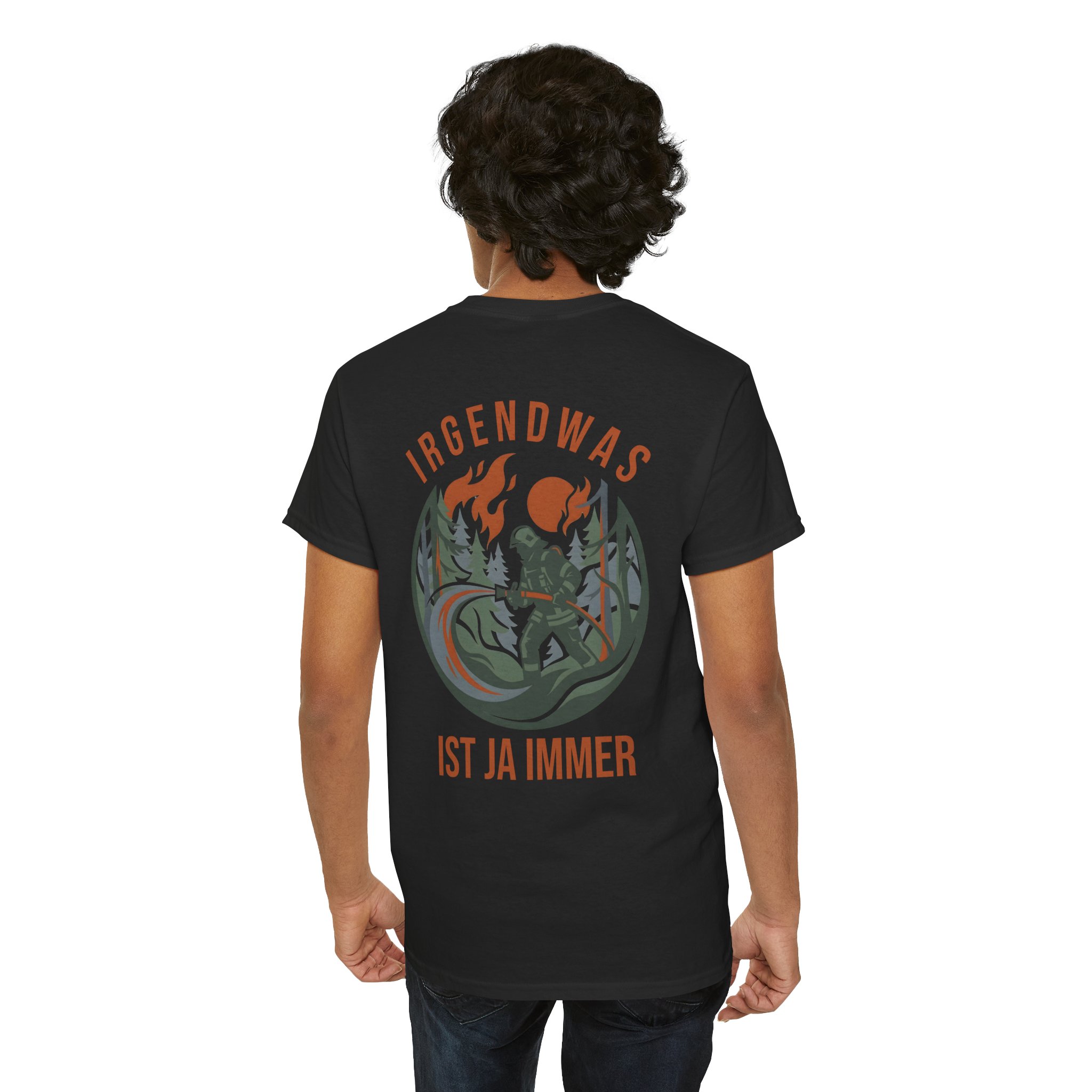 Model trägt schwarzes Feuerwehr T-Shirt mit Irgendwas ist ja immer Rückenprint. Lässiges Waldbrand Design & Geschenk für die Wache.