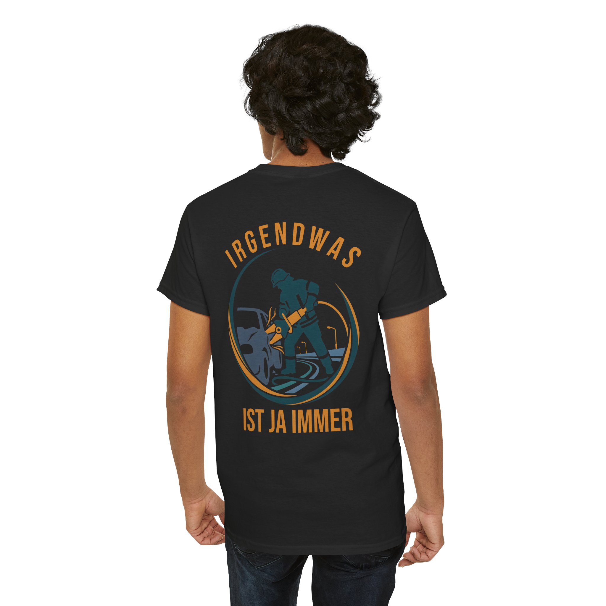 Model trägt schwarzes Feuerwehr T-Shirt mit Irgendwas ist ja immer THL VU Rückenprint.