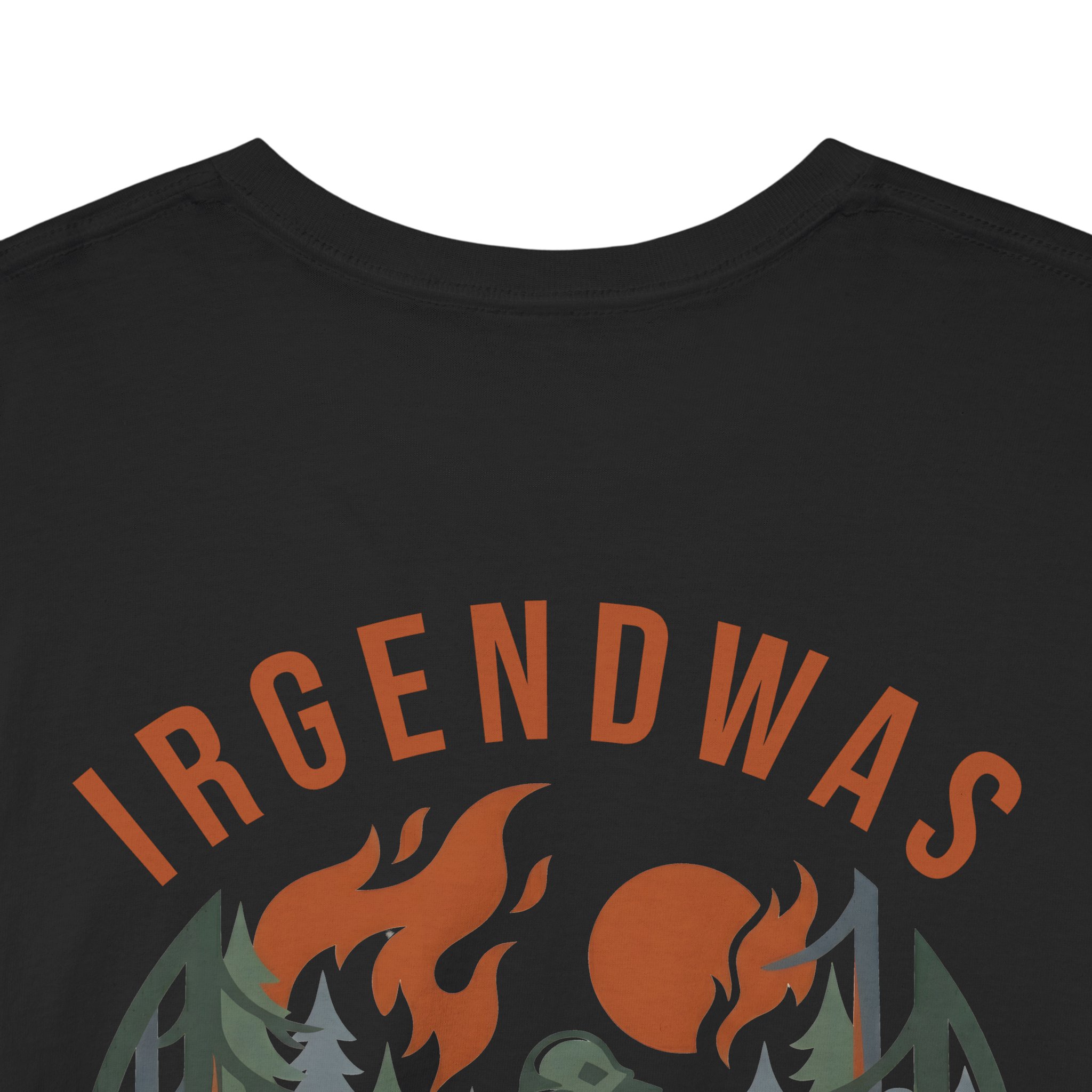Detailansicht der Irgendwas ist ja immer Typografie auf schwarzem Feuerwehr T-Shirt. Hochwertiger Vintage Textildruck von A.W.esome.