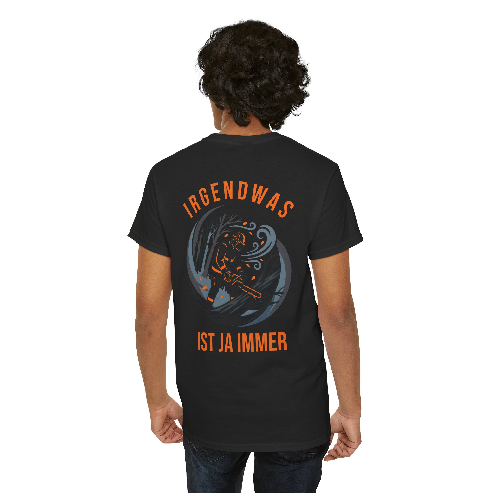 Model trägt schwarzes Feuerwehr T-Shirt mit Irgendwas ist ja immer Unwetter Rückenprint.
