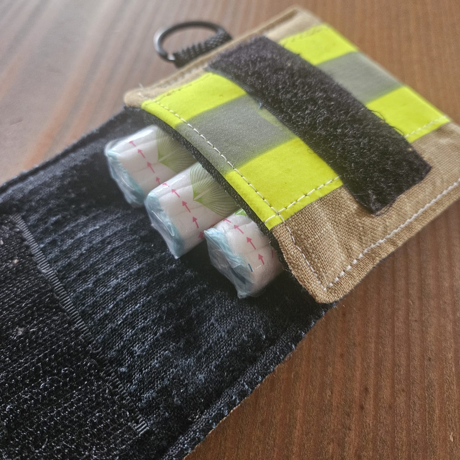 Quadratisches 8x8 cm Notfall-Etui aus Feuerwehrstoff mit Reflexstreifen als Geldbörse für Hygieneartikel