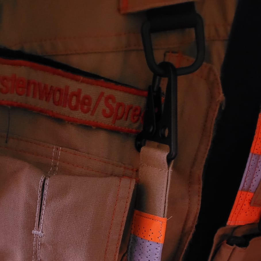 Feuerwehr-Schriftzug aus Fürstenwalde auf strapazierfähigem Heldenstoff mit Karabinerhaken und Reflexstreifen für Upcycling-Unikate.