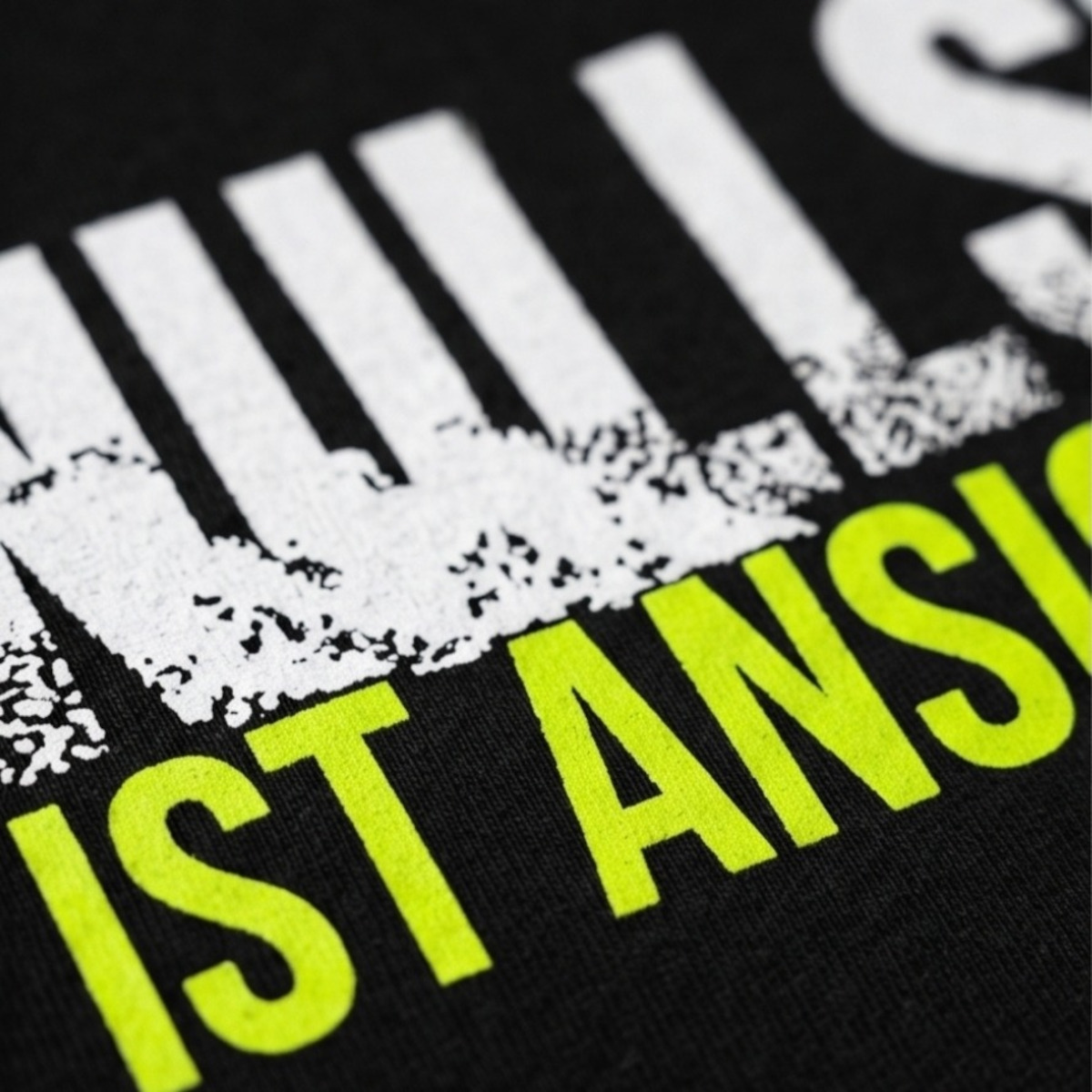 Makro-Foto des Feuerwehr-T-Shirts zeigt die Struktur des verwaschenen „Nullsicht ist Ansichtssache“ Grunge-Drucks.