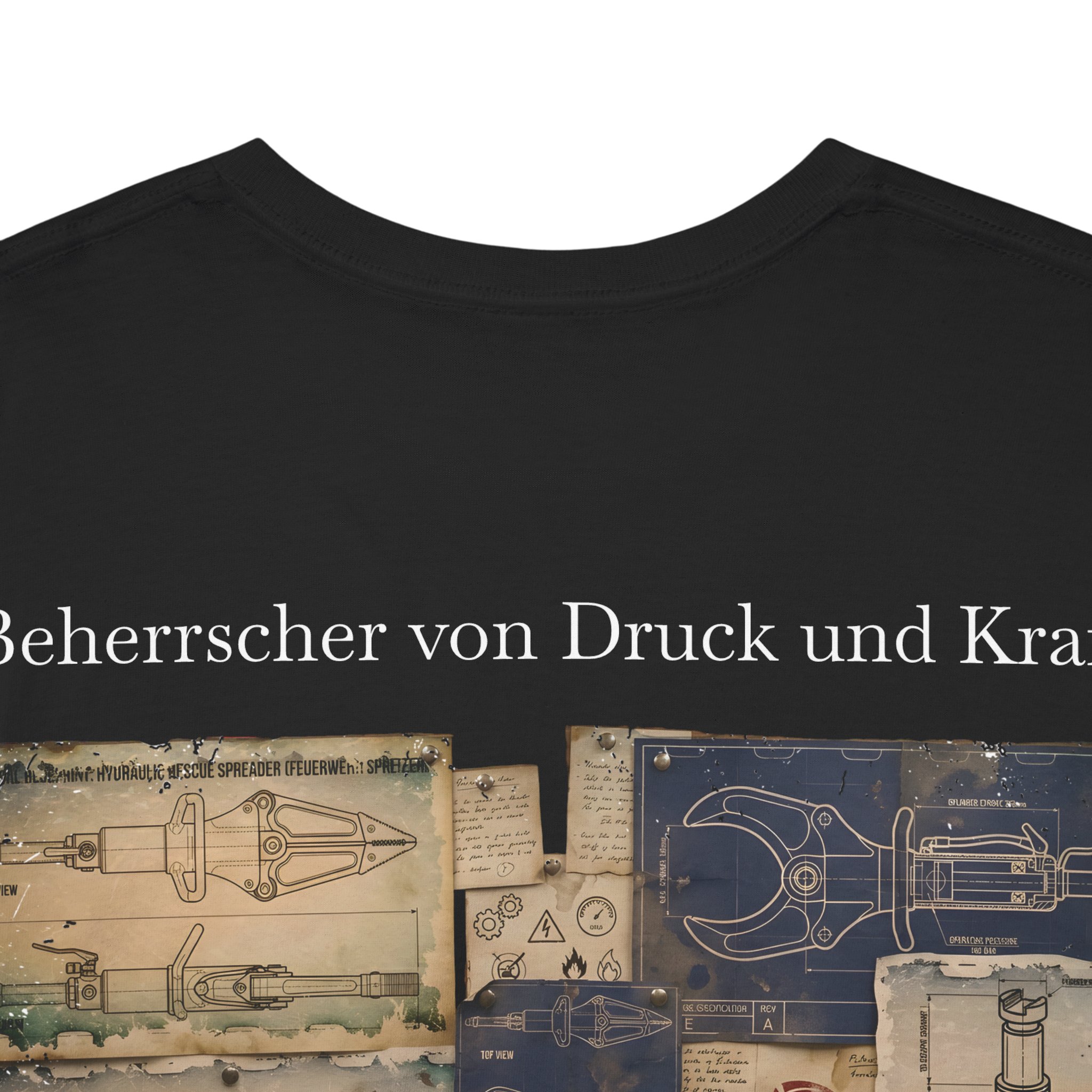 Nahaufnahme des THL-Aufdrucks Beherrscher von Druck und Kraft mit technischen Blaupausen von Rettungsspreizern auf einem Feuerwehr-Shirt.
