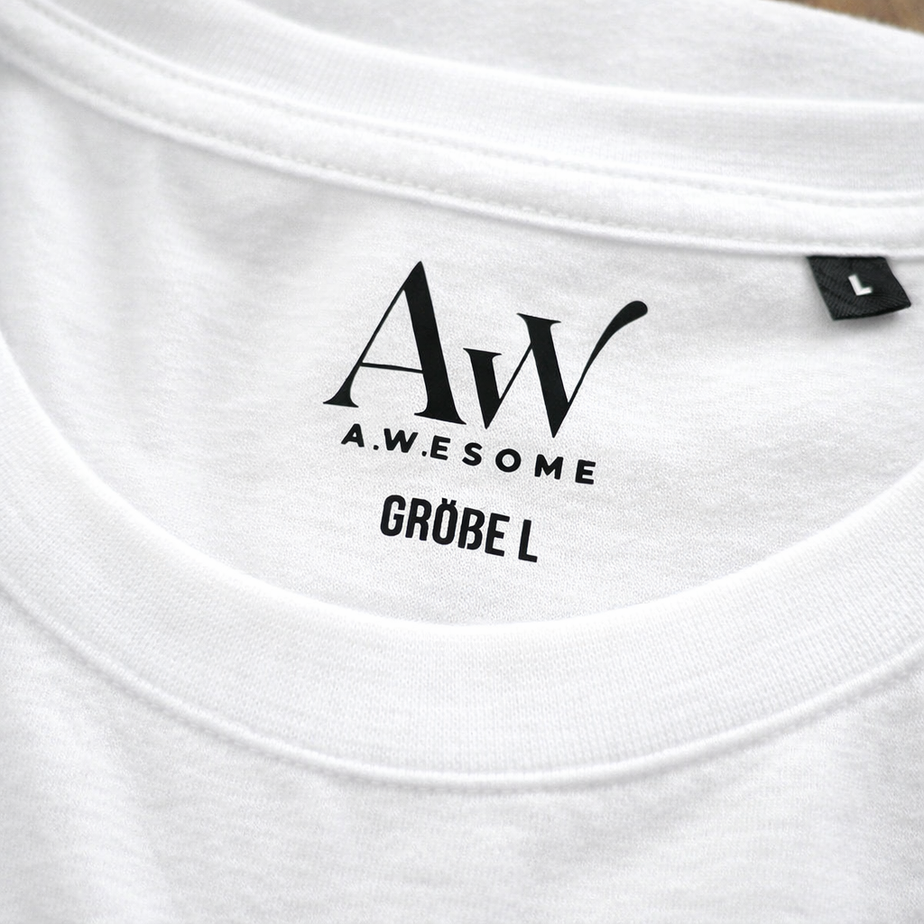 Weißes Feuerwehr T-Shirt Nackenlabel mit A.W.esome Logo Print. Kratzfreies Größenetikett für optimalen Tragekomfort im Dienst.
