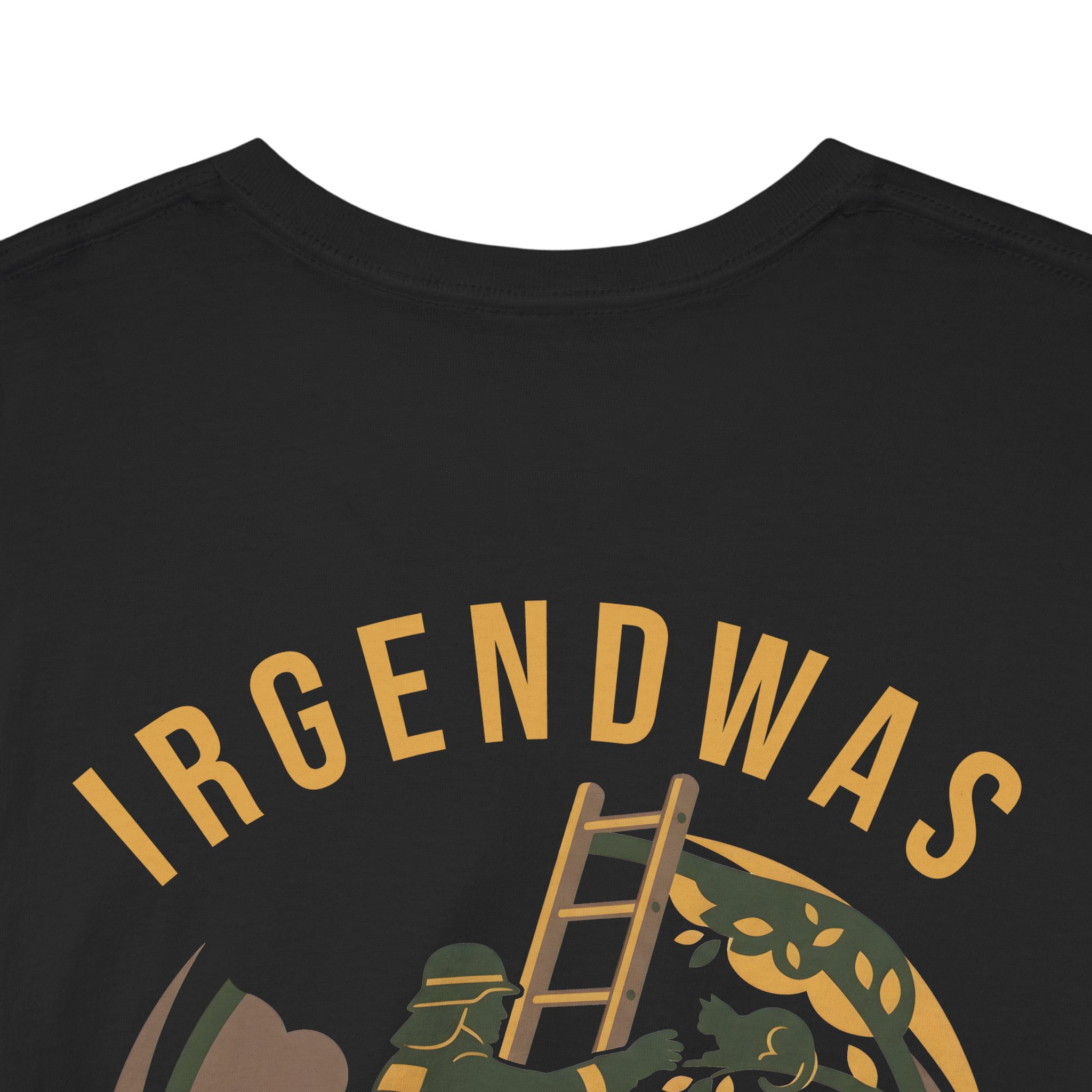 Feuerwehr T-Shirt mit Irgendwas ist ja immer Katze auf Baum Rückenprint. Lustiges Einsatz Motiv & Geschenk für Kameraden.