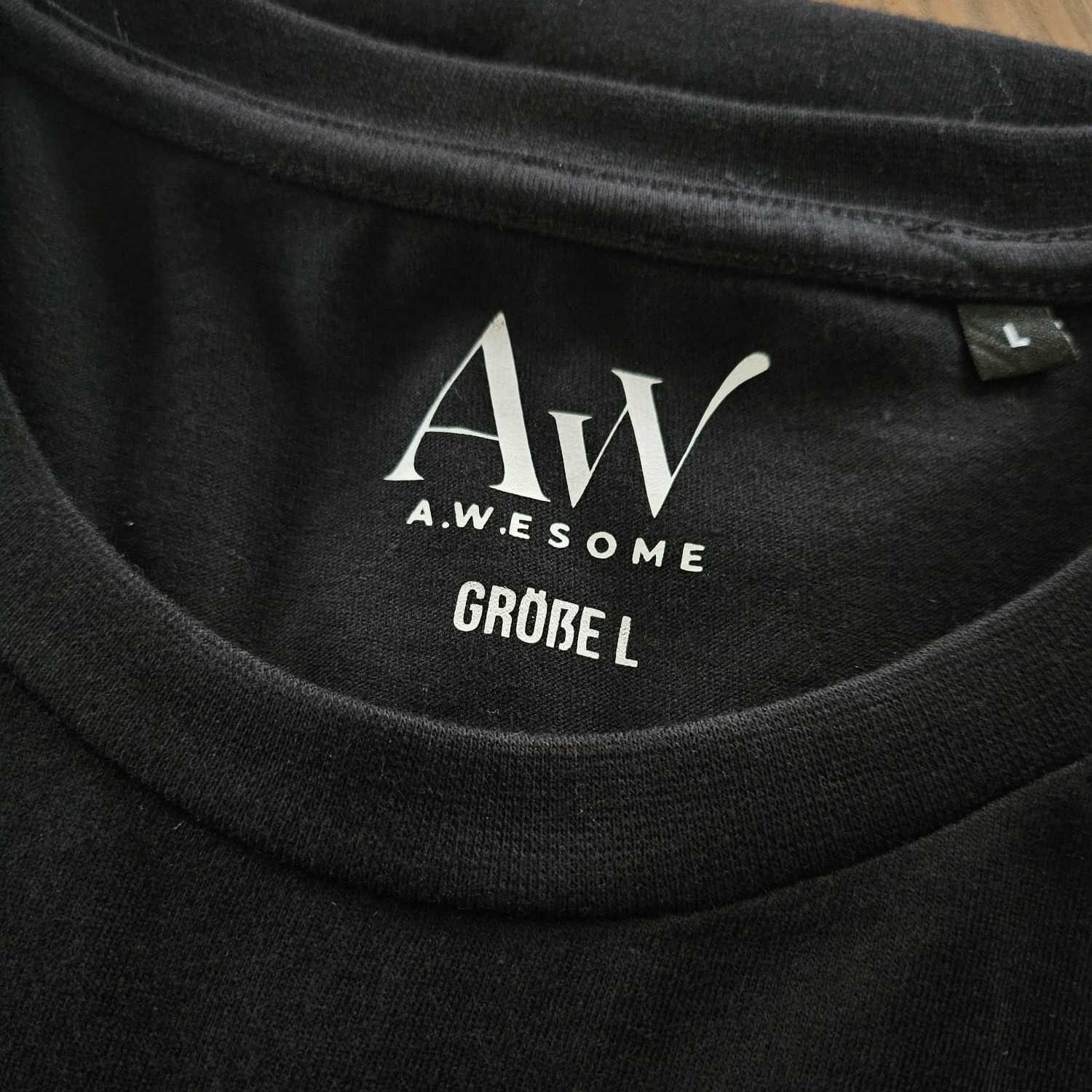 A.W.esome Feuerwehr T-Shirt Nackenprint mit Logo. Hochwertiges 112 Style Shirt Markenlabel. Detailansicht der Manufaktur Qualität.