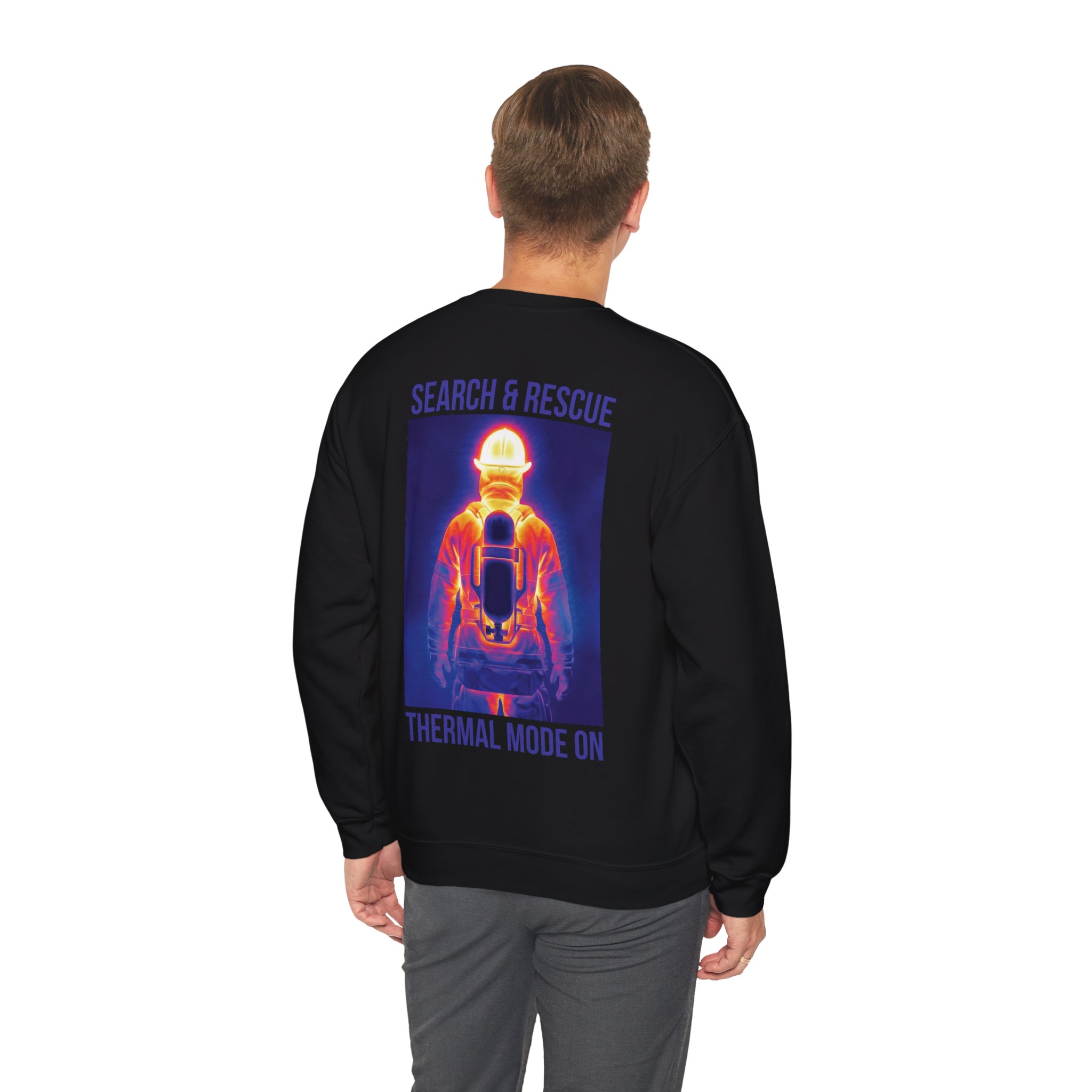 Rückenansicht eines Feuerwehr Sweatshirts mit einem großen Rückenprint. Abgebildet ist ein Feuerwehrmann im Innenangriff. Darstellung durch den Blick einer Wärmebildkamera.