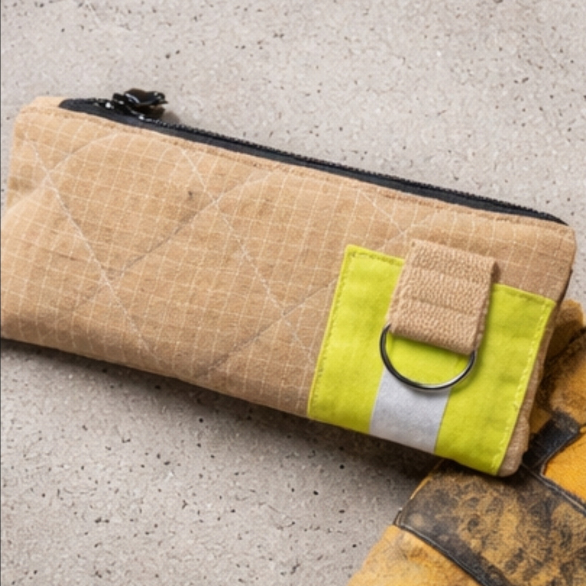 Robustes Feuerwehr-Schlampermäppchen UNIT 112 auf Holztisch neben gelben Feuerwehr-Einsatzhandschuhen