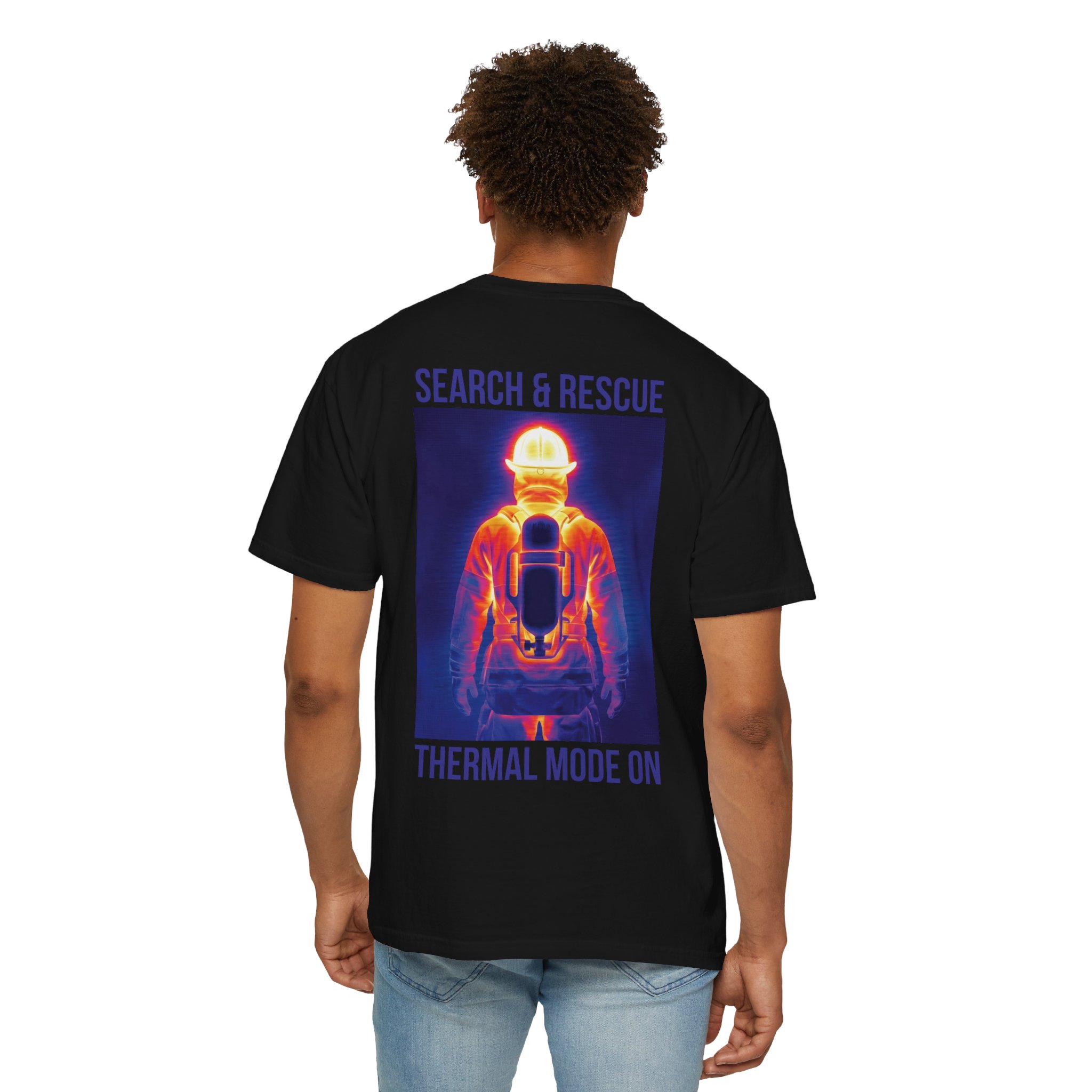 Model trägt schwarzes Feuerwehr T-Shirt mit großem Search & Rescue Rückenprint. Atemschutzgeräteträger Wärmebild Design von A.W.esome.