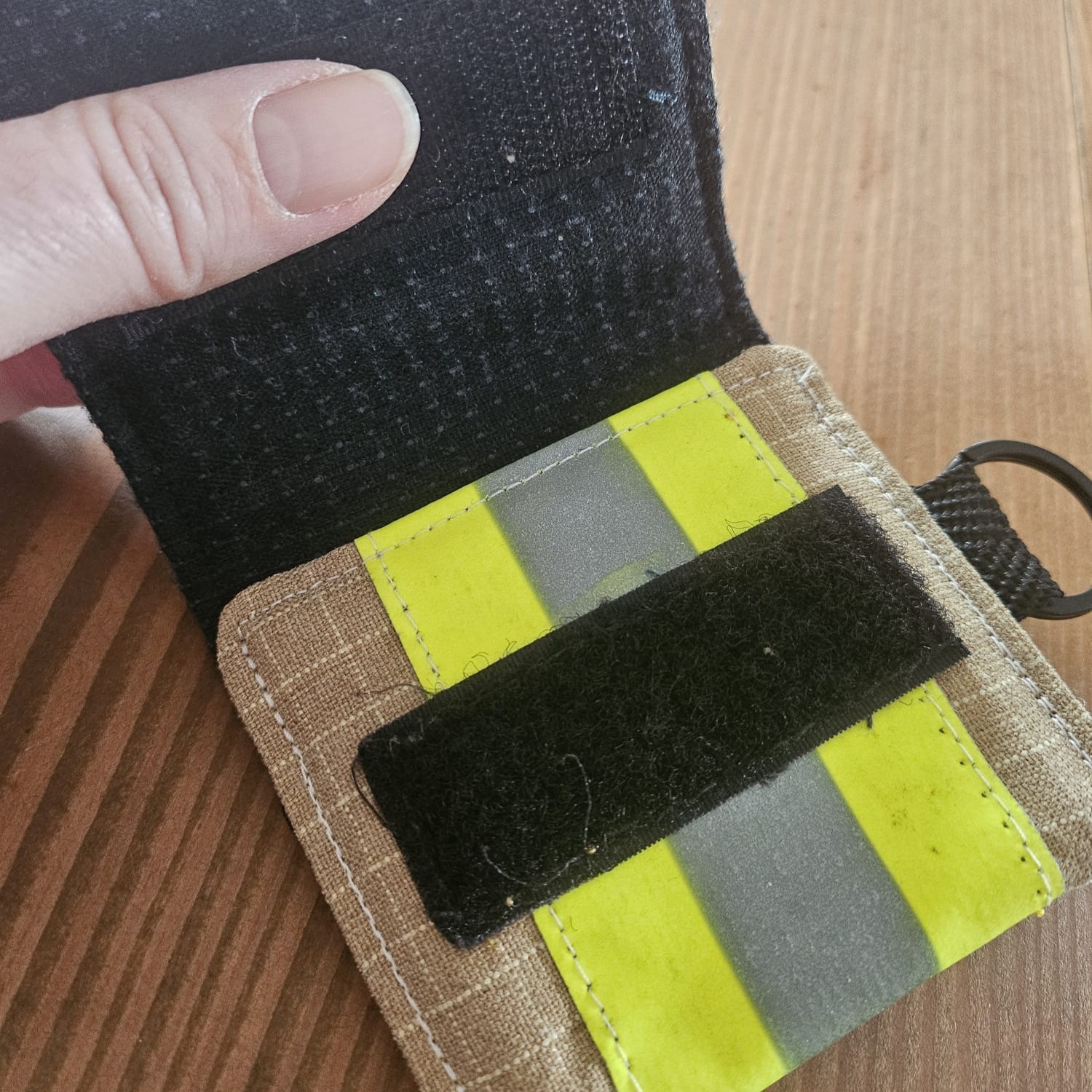 Geöffnetes Notfall-Etui aus Aramid mit Klettverschluss für die diskrete Aufbewahrung von Hygieneartikeln oder Geld