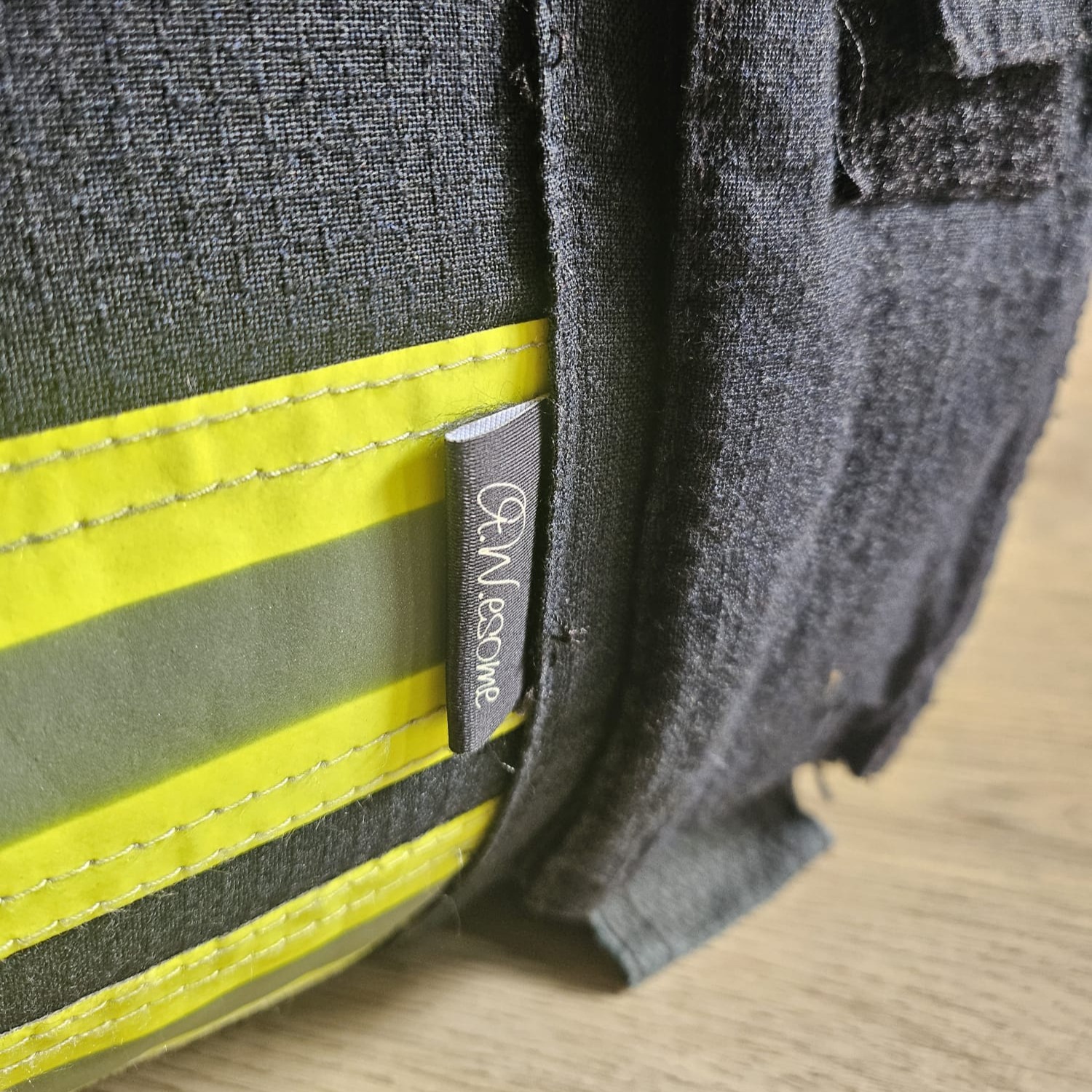 Dunkelblaue Feuerwehr-Tasche mit gelb-silbernem Reflexstreifen und grauem Awesome-Markenlabel