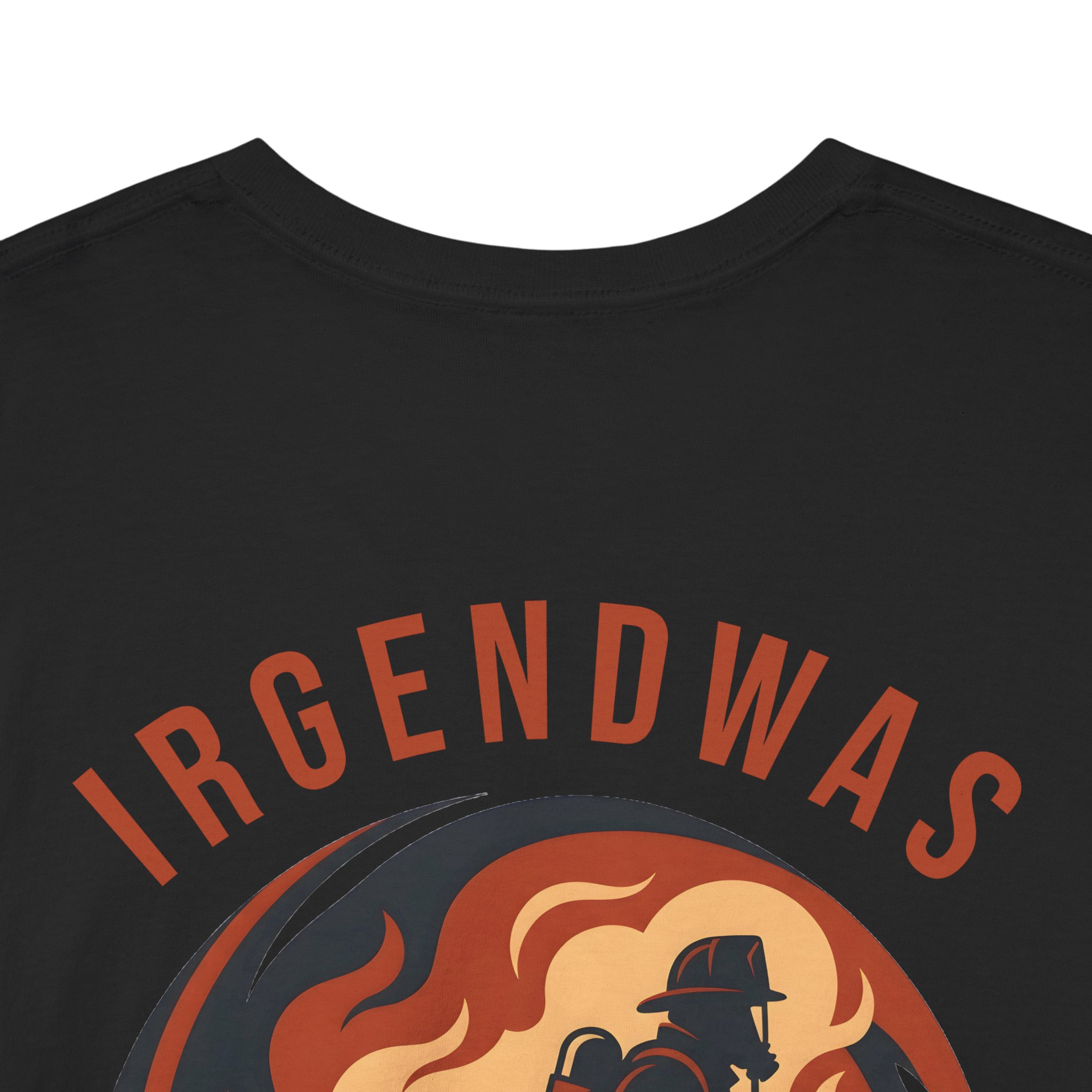 Detailansicht der Irgendwas ist ja immer Typografie auf schwarzem Feuerwehr T-Shirt. Hochwertiger Vintage Textildruck von A.W.esome.