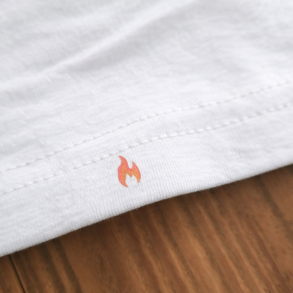 Weißes Feuerwehr T-Shirt Saum mit kleiner Flamme Logo Print. Detailansicht der hochwertigen Verarbeitung von der Manufaktur A.W.esome.
