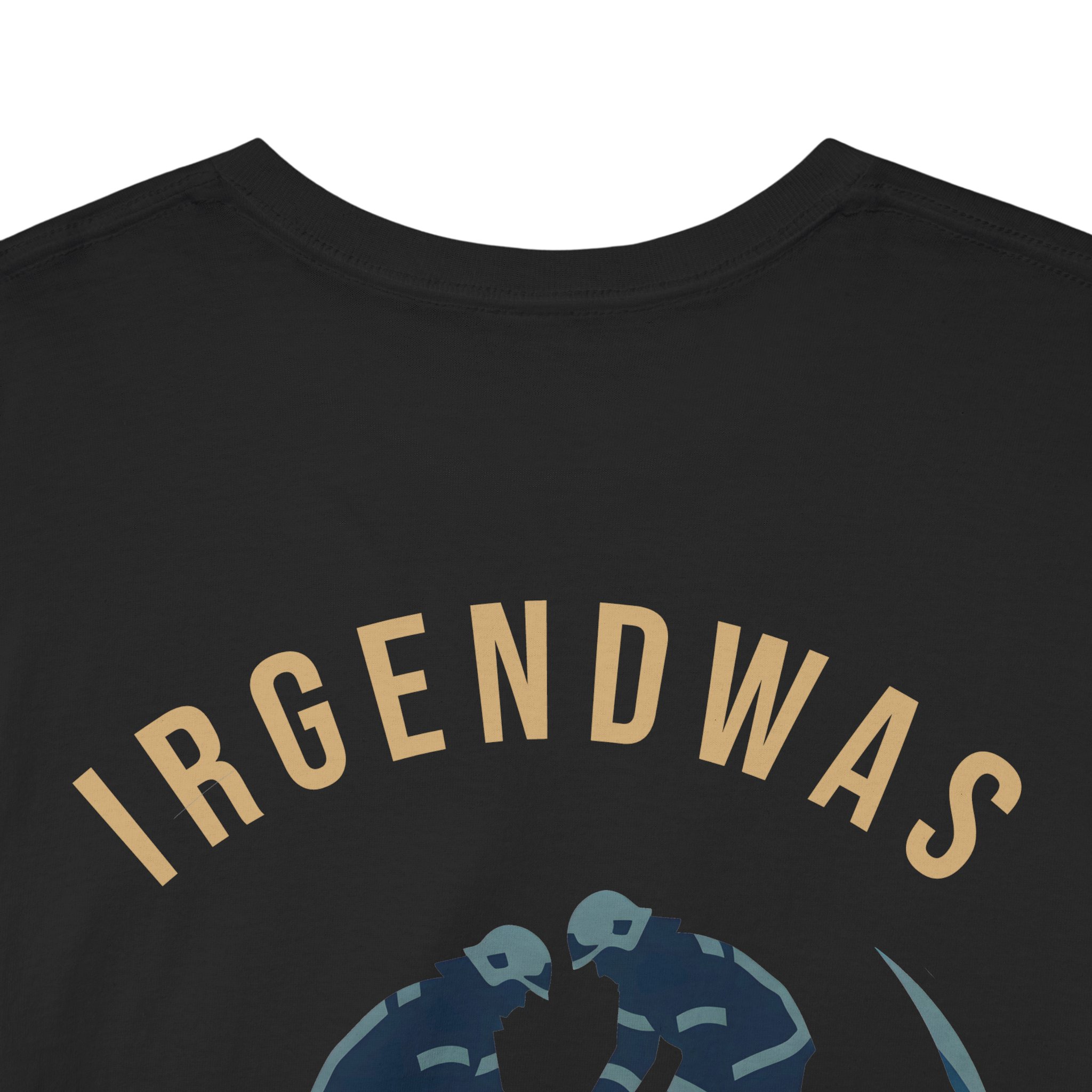 Nahaufnahme: Vintage-Typografie des Hochwasser-Designs auf schwarzem Feuerwehr T-Shirt von A.W.esome.