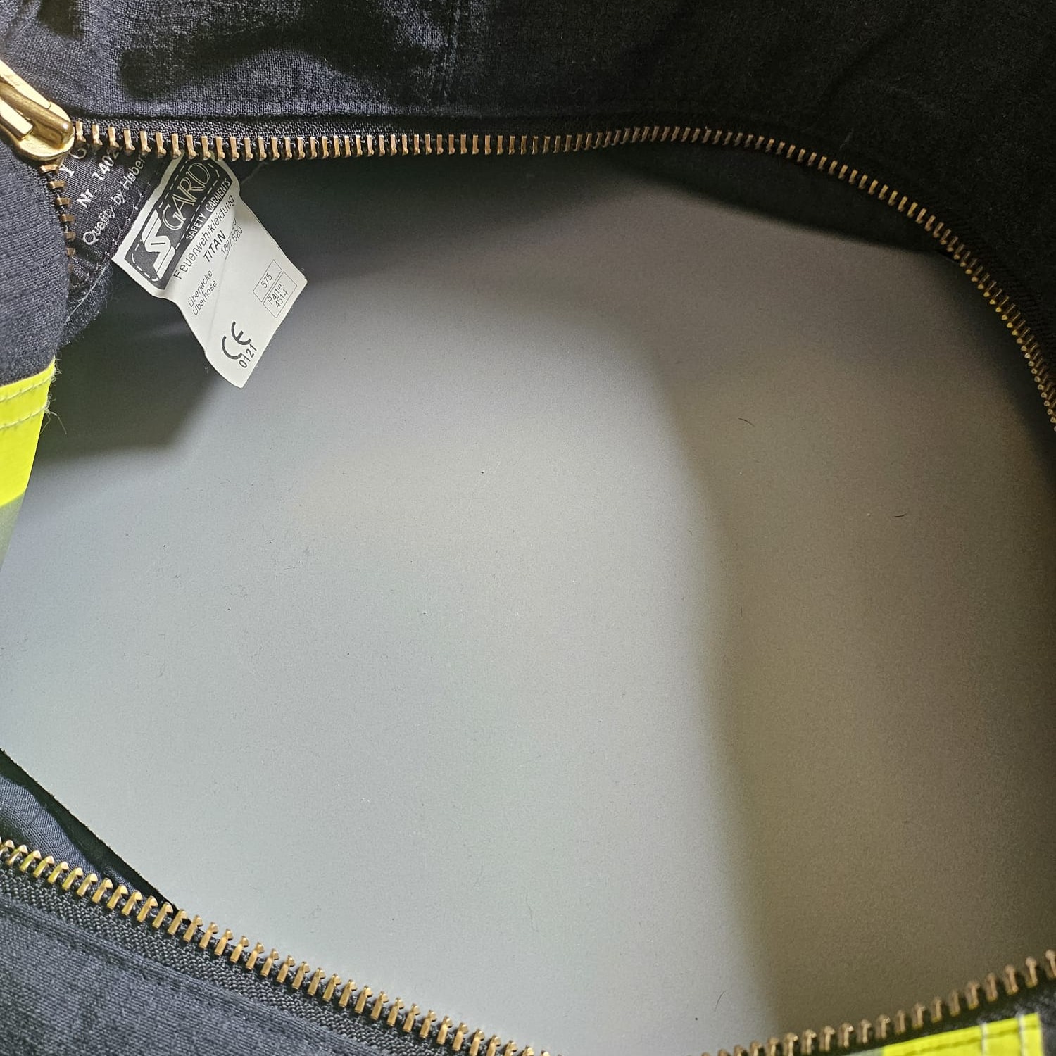 Blick in das geräumige Hauptfach einer dunkelblauen Feuerwehr-Tasche mit grauem Innenboden und S-GARD Etikett