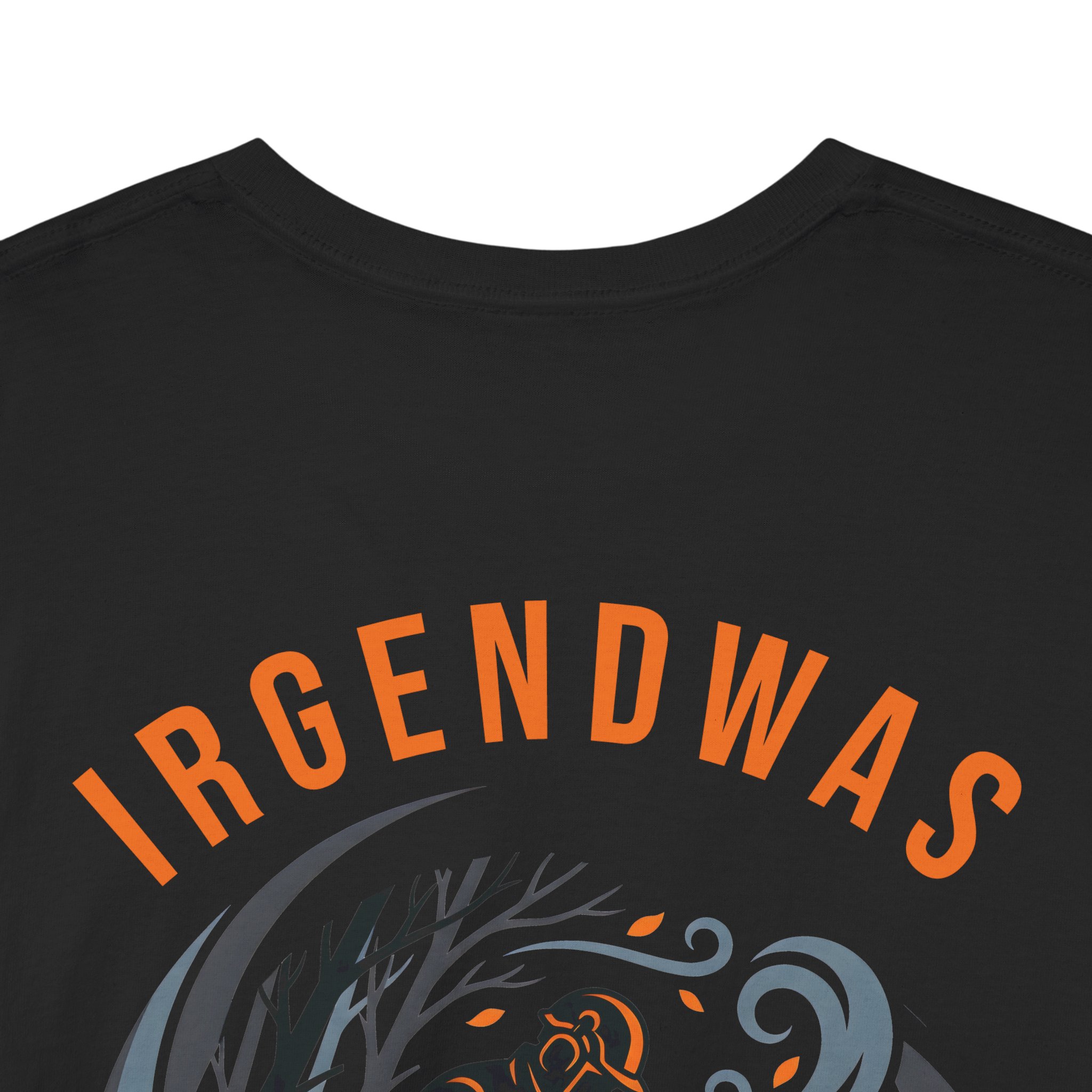 Nahaufnahme schwarzes Feuerwehr T-Shirt mit Irgendwas ist ja immer Unwetter Rückenprint.