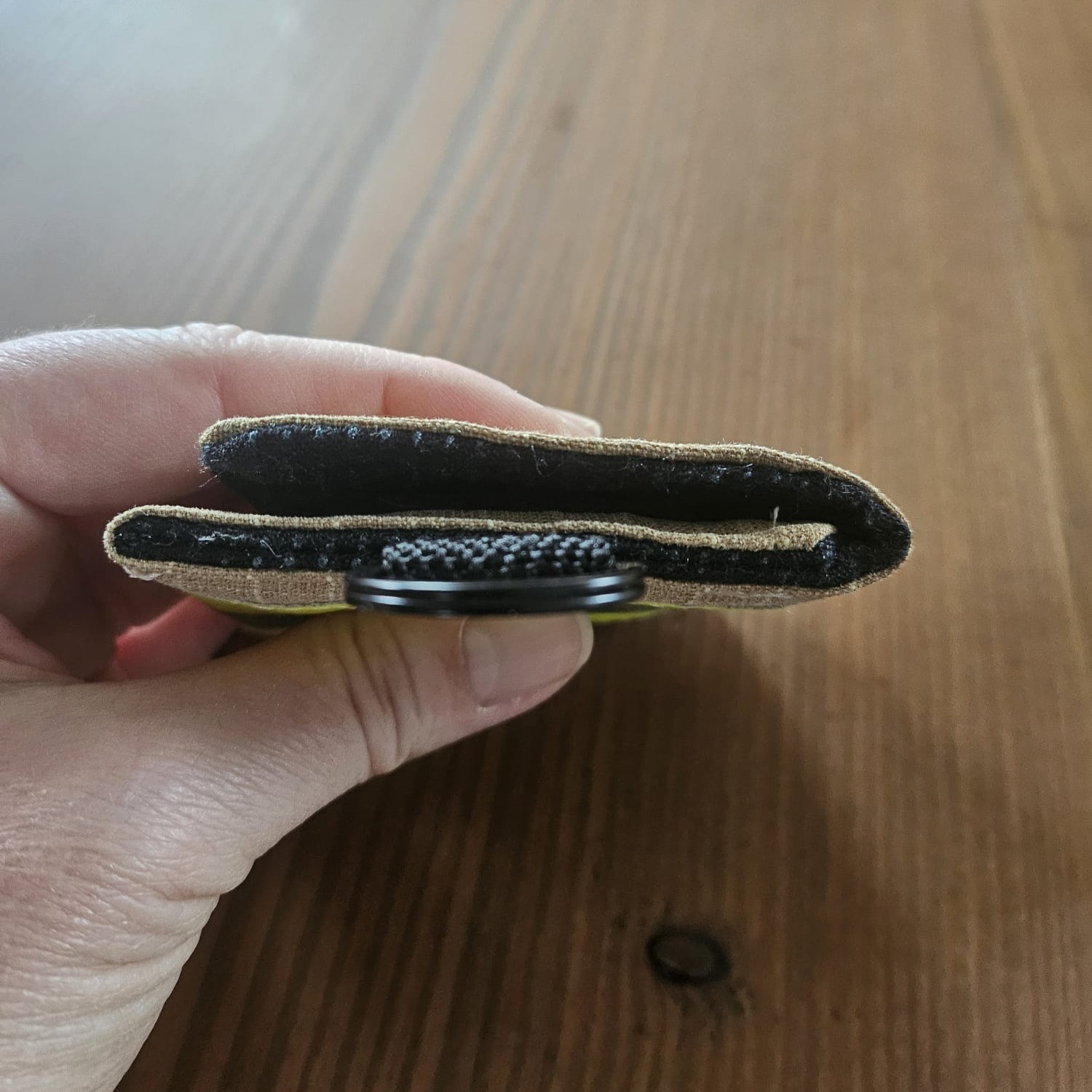 Mini-Feuerwehrtasche mit schwarzem D-Ring und Karabiner zur Befestigung an Schlüsselbund oder Rucksack.