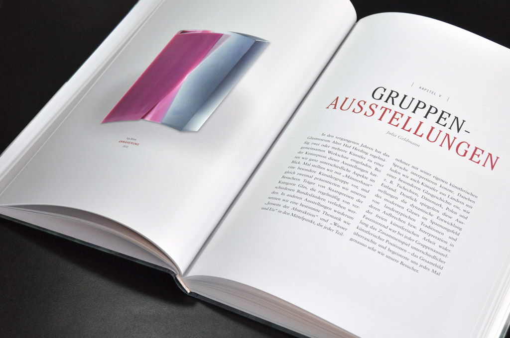 Doppelseitiges Layout eines Hardcover-Buches
