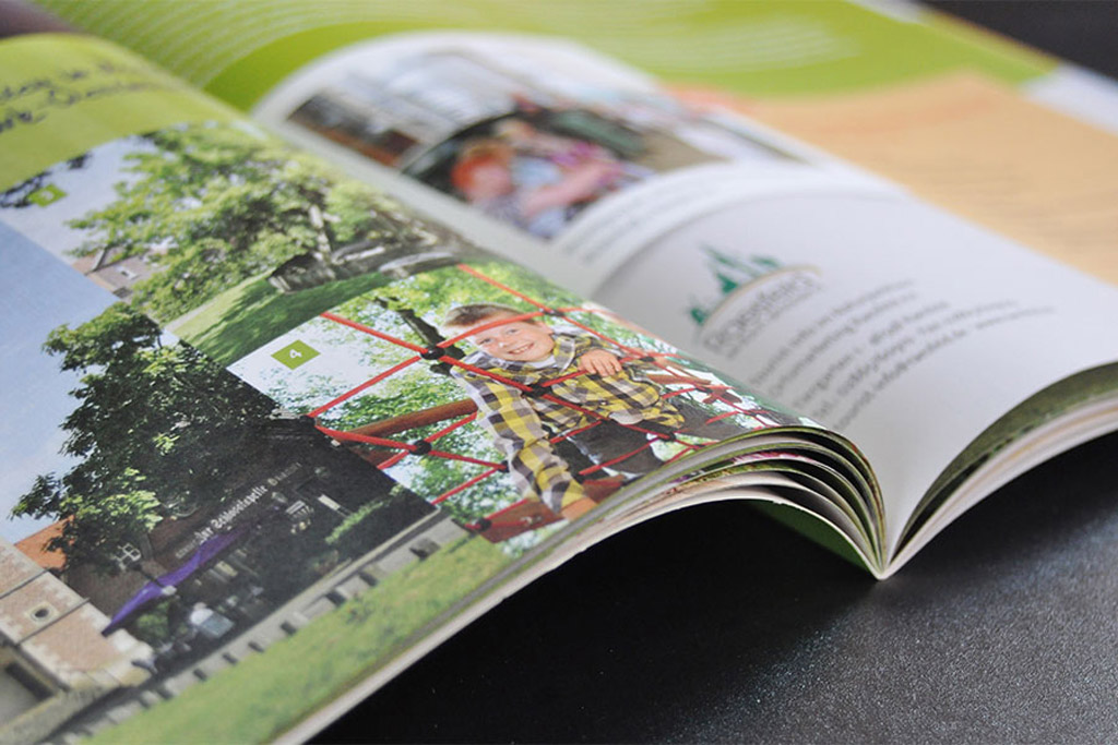 Doppelseite enes Printmagazins üb der Hohe Mark